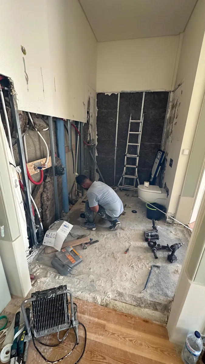 Obra de casa de banho em Alcântara, Lisboa, com paredes abertas para nova canalização