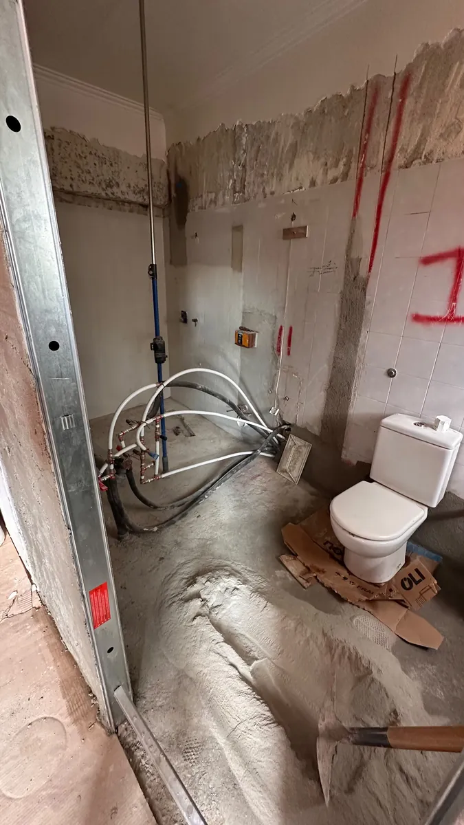 Casa de banho em Benfica, Lisboa, durante a obra, com a canalização nova já passada