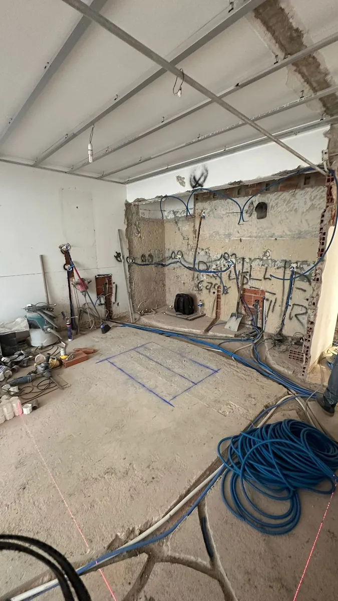 Cozinha em Algés, Oeiras, em demolição, com teto falso e eletricidade nova a passar