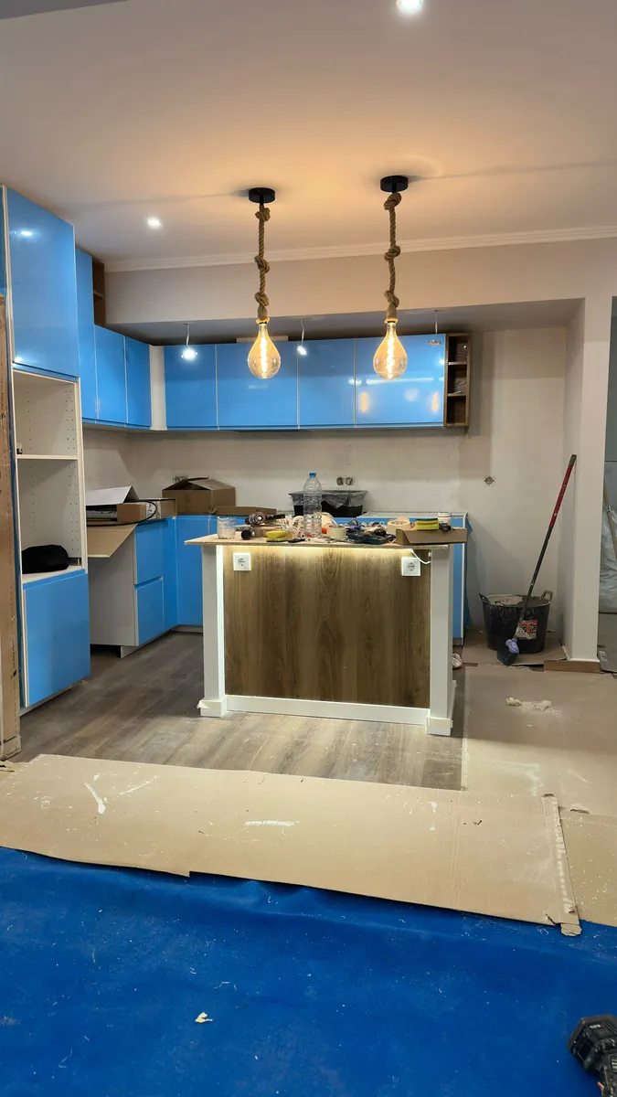 Cozinha em Algés, Oeiras, durante a obra, com móveis montados e ilha por acabar