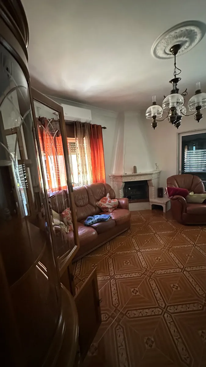 Sala em Caneças, Odivelas, antes da remodelação, com mosaico antigo e lareira em mármore
